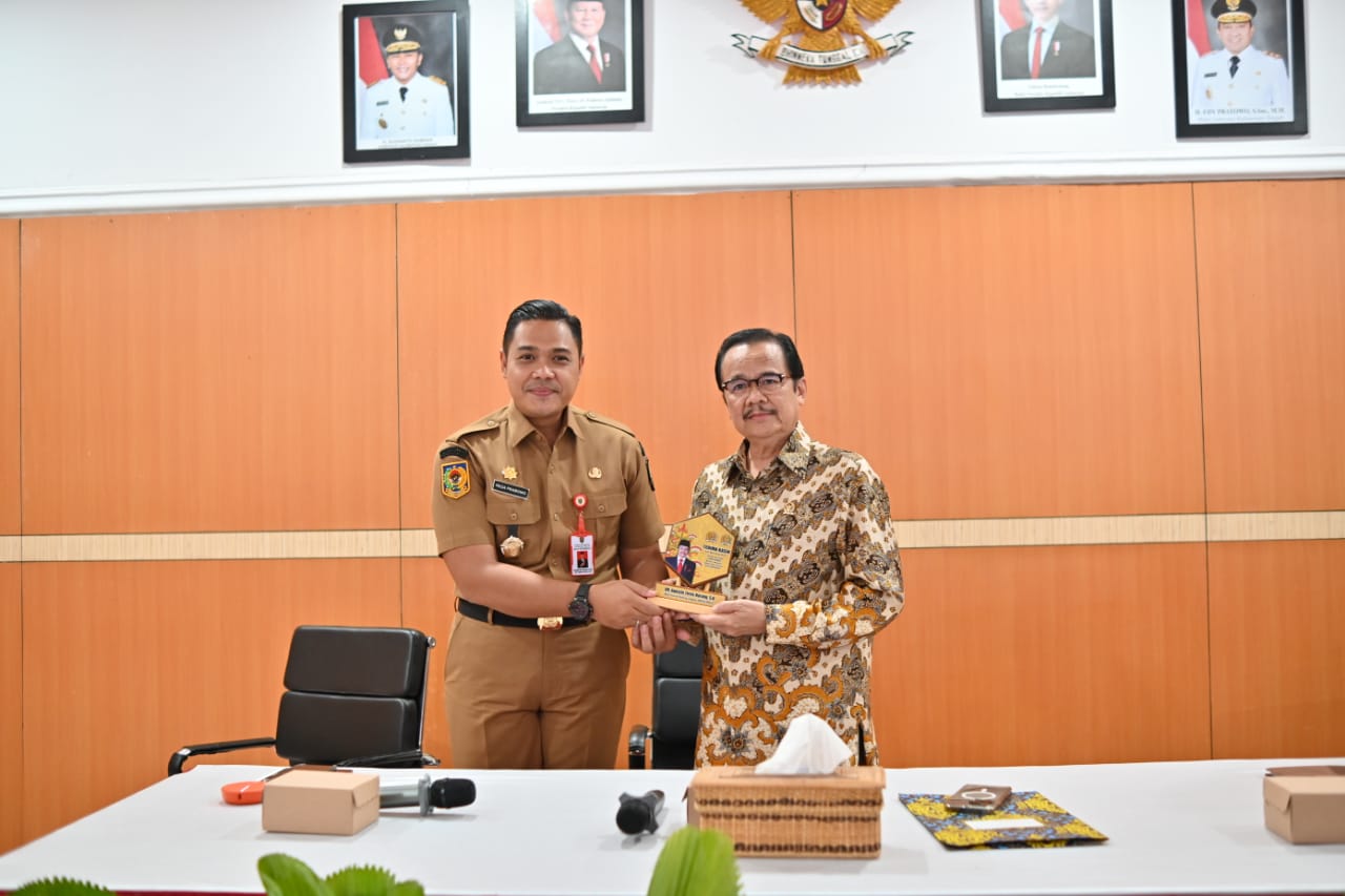 Anggota Komite I DPD RI, Teras Narang, memberikan apresiasi kepada Gubernur Kalimantan Tengah dan Dinas Pendidikan Provinsi atas kesiapan menghadapi program Makan Bergizi Gratis (MBG).