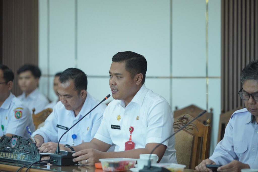 epala Dinas Pendidikan Kalimantan Tengah, Muhammad Reza Prabowo, memaparkan berbagai program unggulan yang telah dan akan dijalankan oleh Dinas Pendidikan Kalteng dalam rapat koordinasi Komisi III DPRD Provinsi Kalimantan Tengah dengan OPD Mitra.