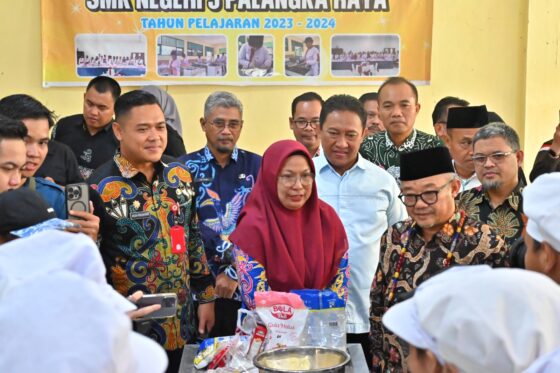 ‎Mendikdasmen Kunjungi SMK 3 Palangka Raya, Tinjau Langsung Jurusan Unggulan dan Apresiasi Program Digitalisasi