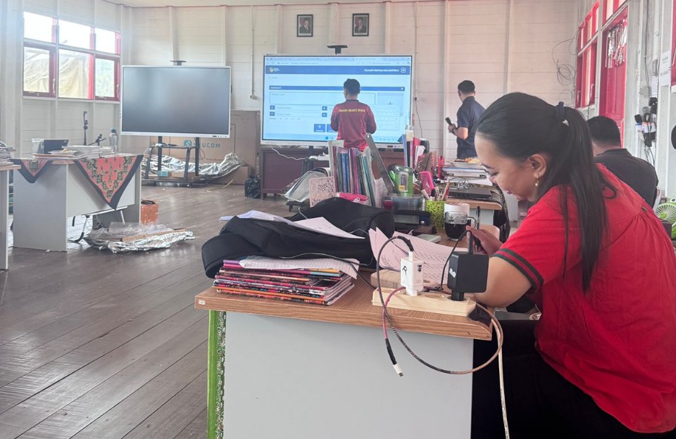 Papan Tulis Digital Hadir di Pedalaman Katingan, Siswa Sebut “HP Layar Besar”