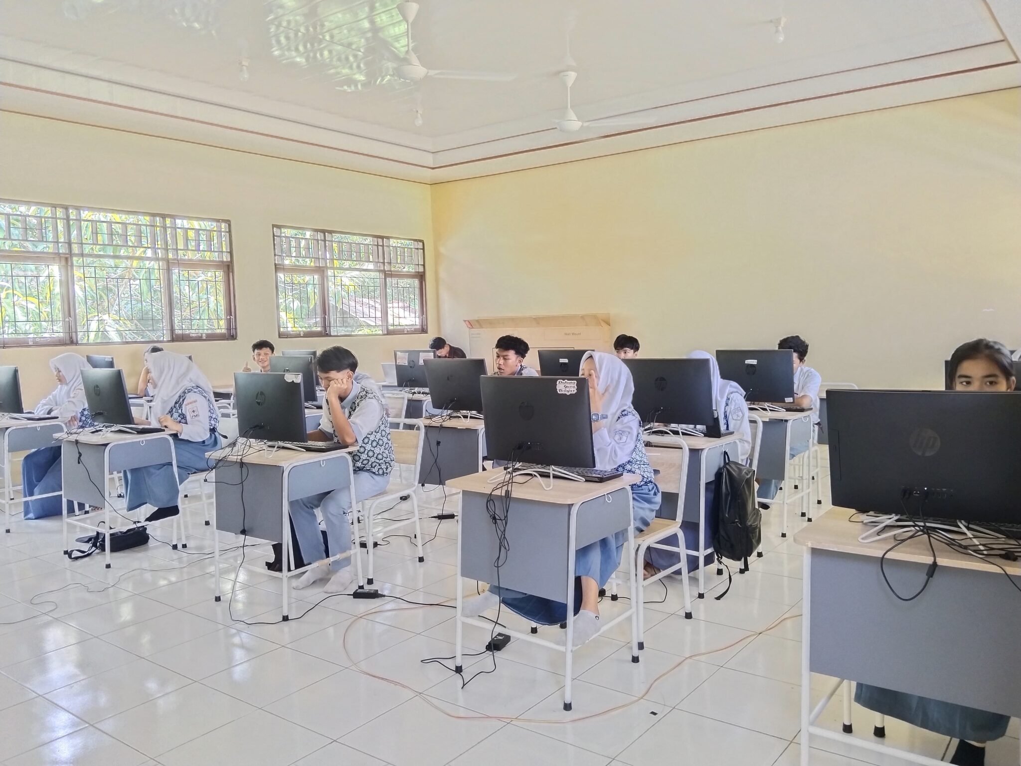  ‎Panel Surya dan Starlink Selamatkan ANBK SMAN 2 Gunung Timang di Tengah Mati Listrik