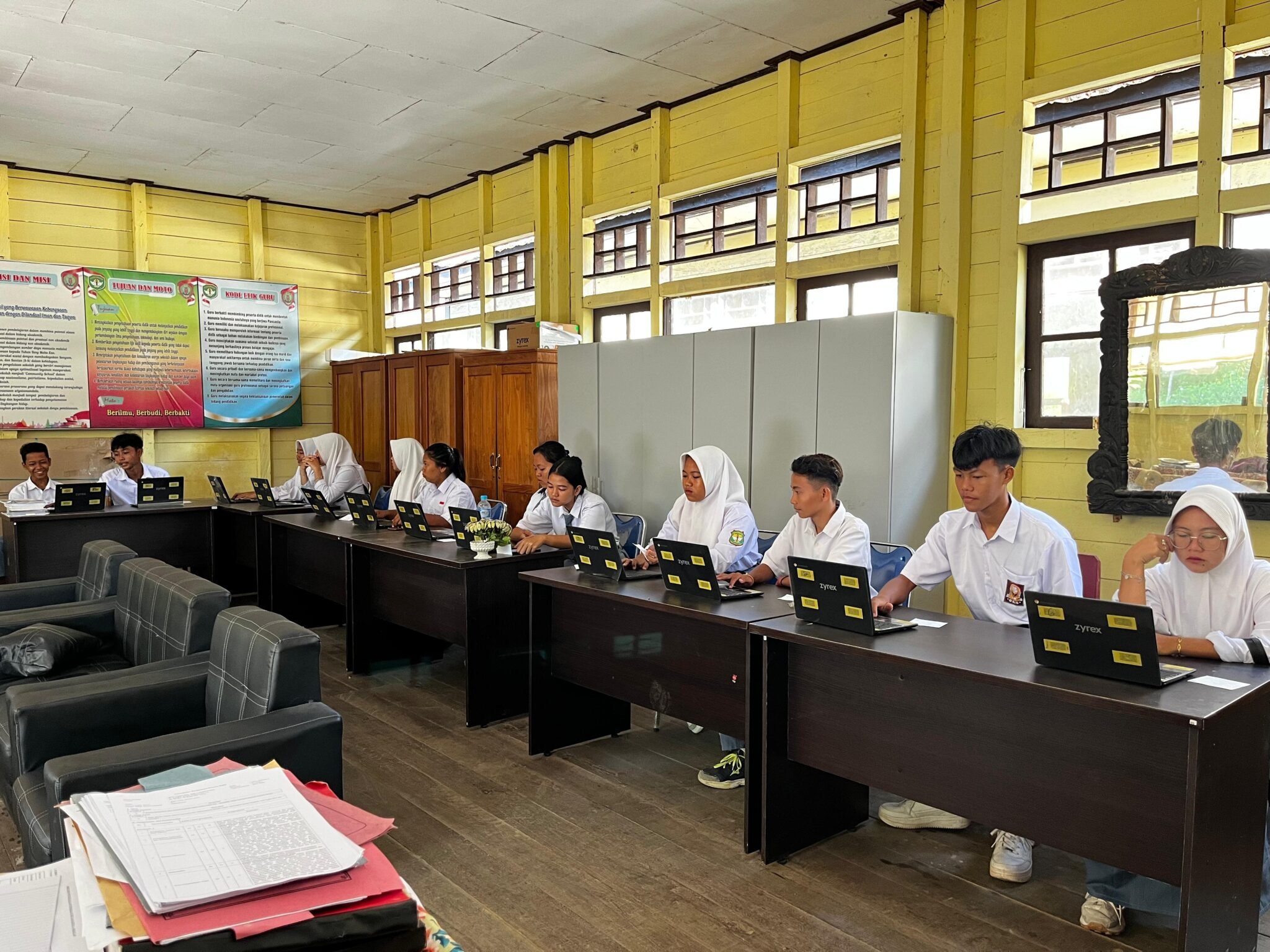 ‎Starlink Aktif, Simulasi ANBK di SMAN 4 Buntok Berjalan Lancar, Kastri Suriani: Terimakasih Pak Gubernur H. Agustiar Sabran