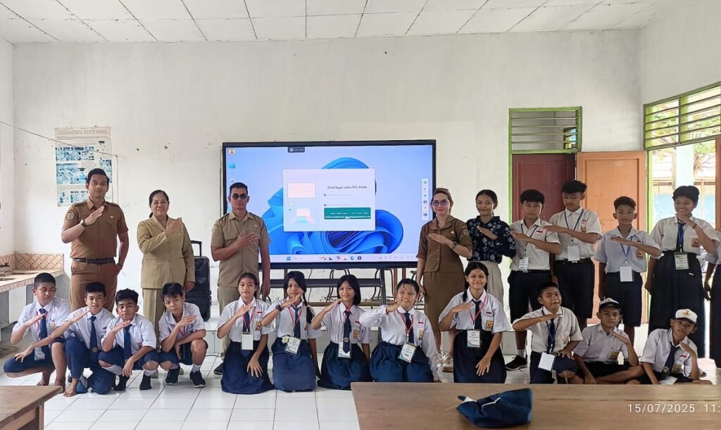 SMP Swasta Kristen di Katingan Tengah Tumbang Samba Dapat Bantuan TV Interaktif 86 Inci, Siap Terapkan Pembelajaran Coding dan AI