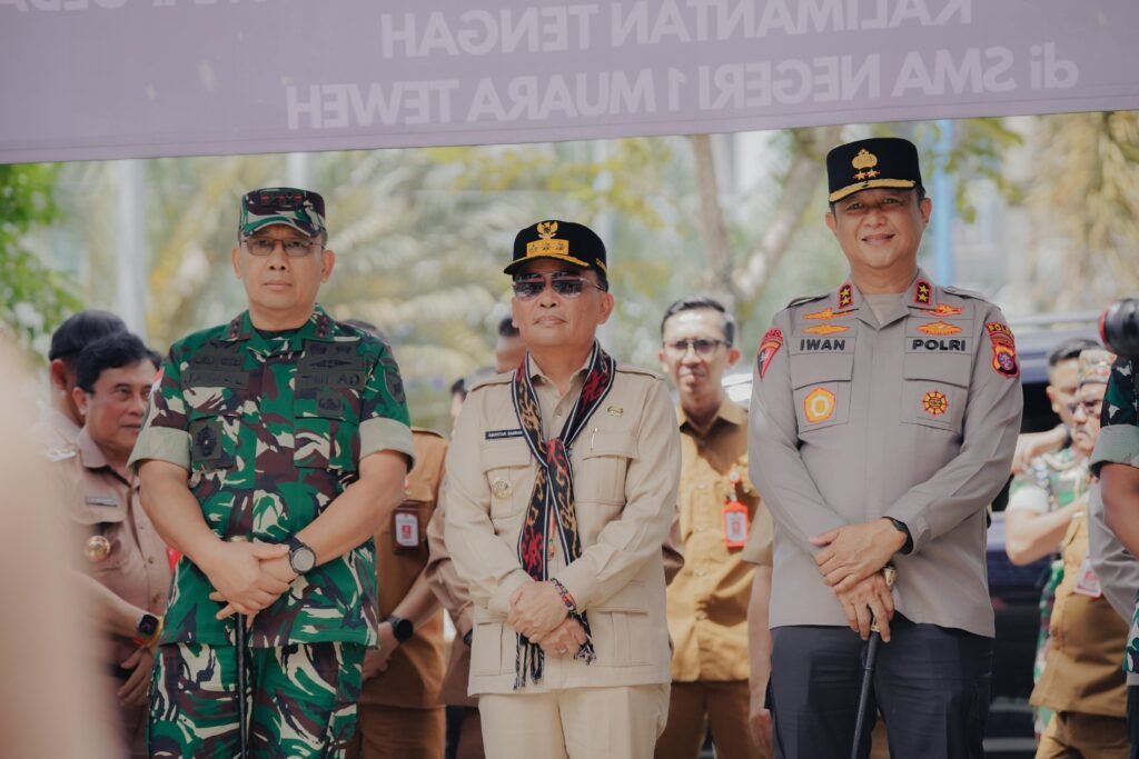 Gubernur Kalteng Kunjungi SMAN 1 Muara Teweh dan Mengajar 30.000 Siswa Secara Hybrid