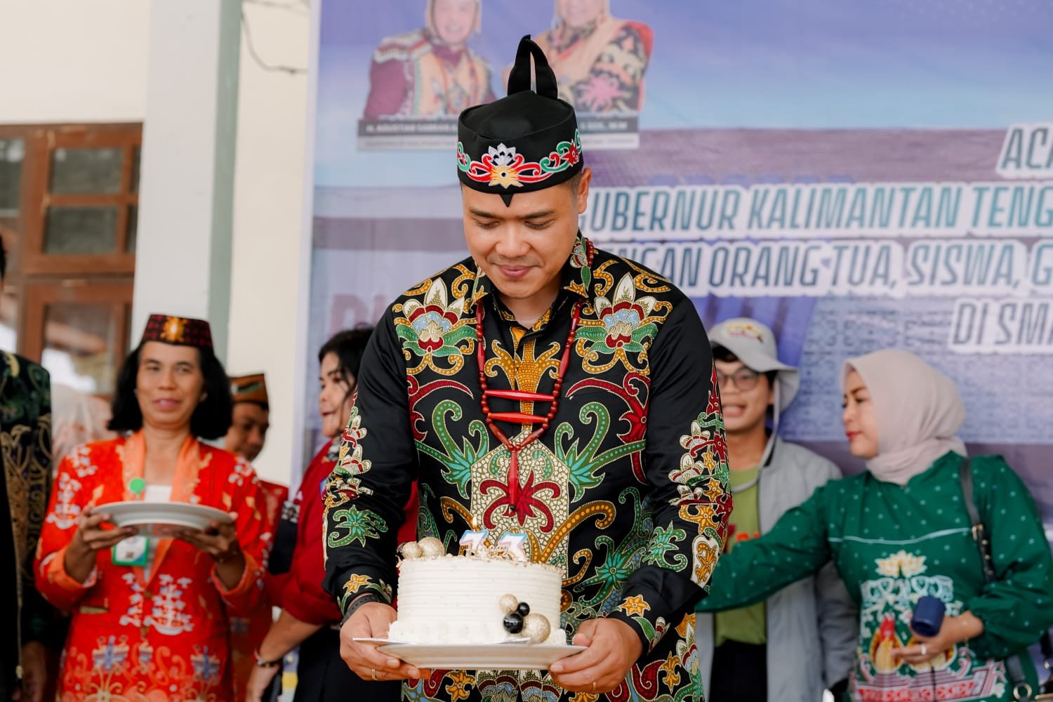 Plt. Kadisdik Kalteng Dapat Kejutan Ulang Tahun Saat Tinjau Ruang Kelas di SMAN 1 Kuala Kurun