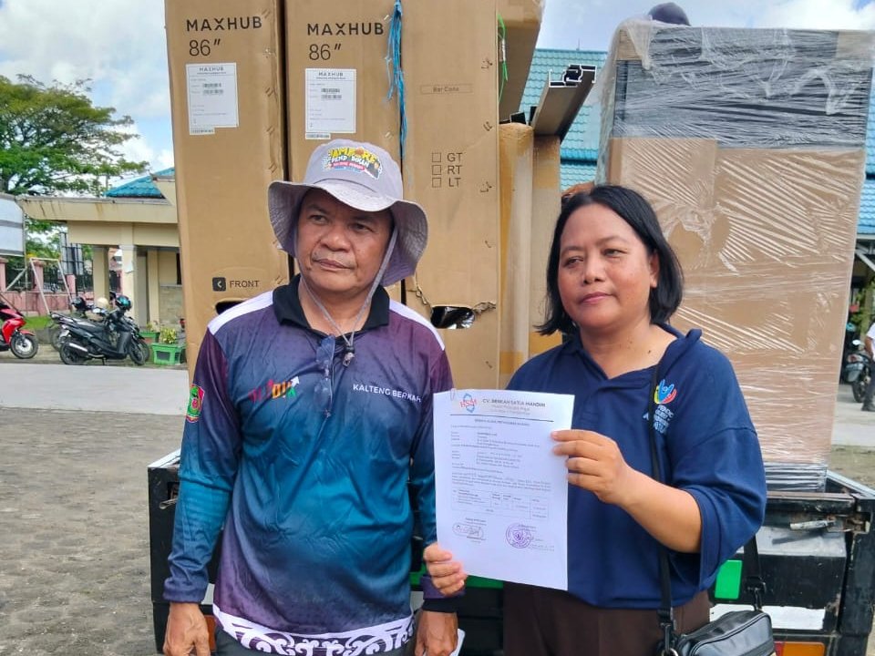 SKH Negeri 2 Buntok Terima Bantuan TV Interaktif, Starlink, dan Panel Surya dari Gubernur Kalteng H. Agustiar Sabran