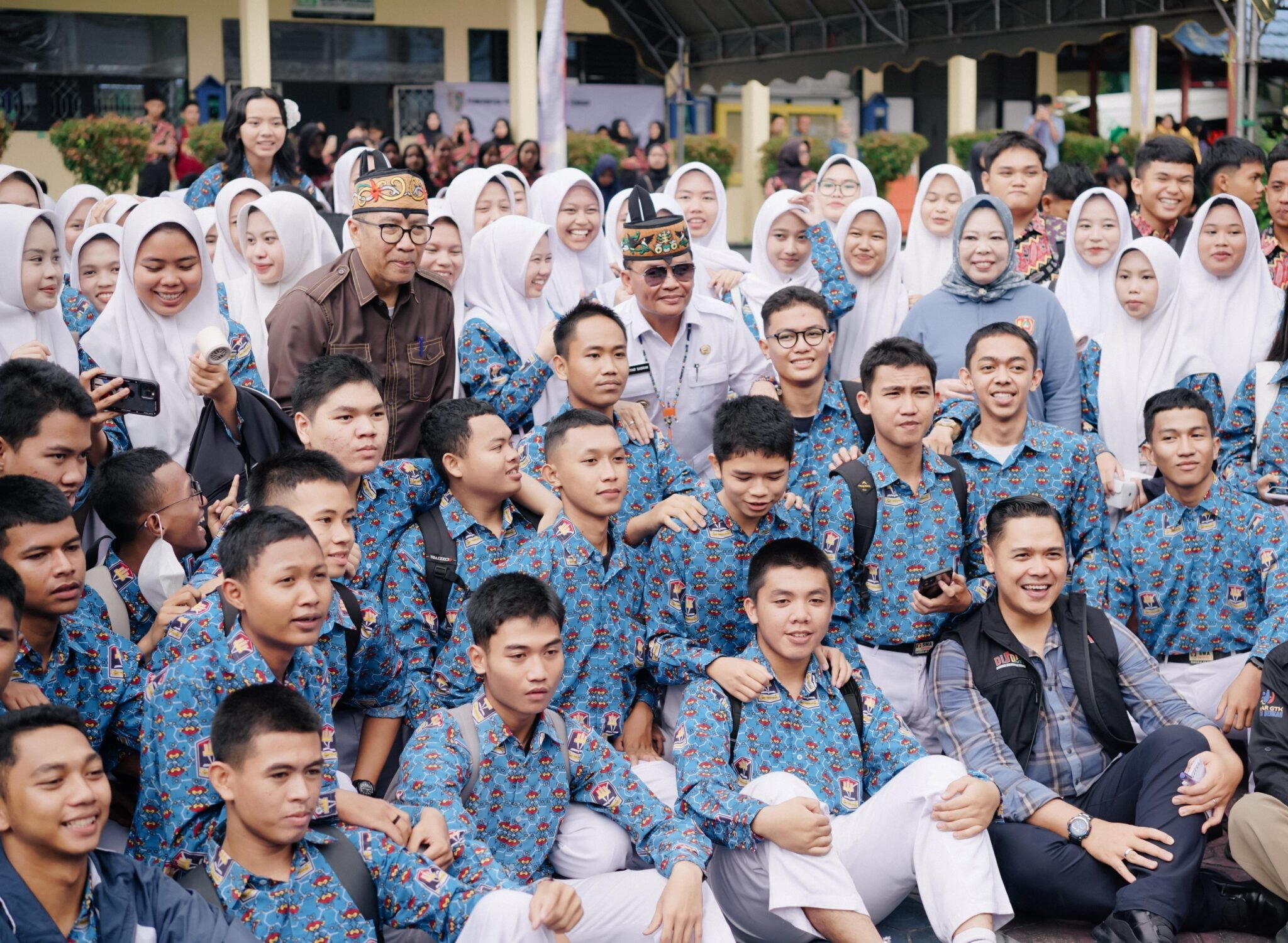 Gubernur Kalteng Tegaskan Larangan Penahanan Ijazah, Salurkan Hewan Kurban dan Buka Pasar Murah di Pangkalan Bun