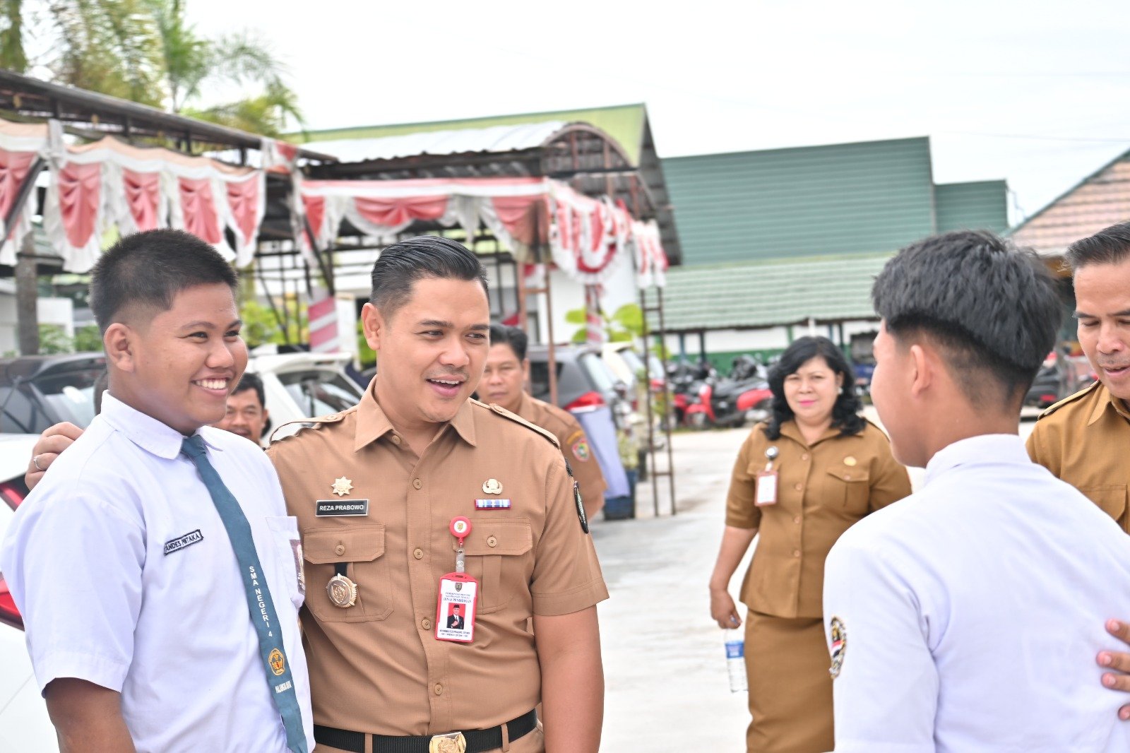 ‎Viral !!! Momen Haru di SMAN 4 Palangka Raya, Reza Prabowo Lepas Sepatu dan Langsung Berikan untuk Andes Puntaka
