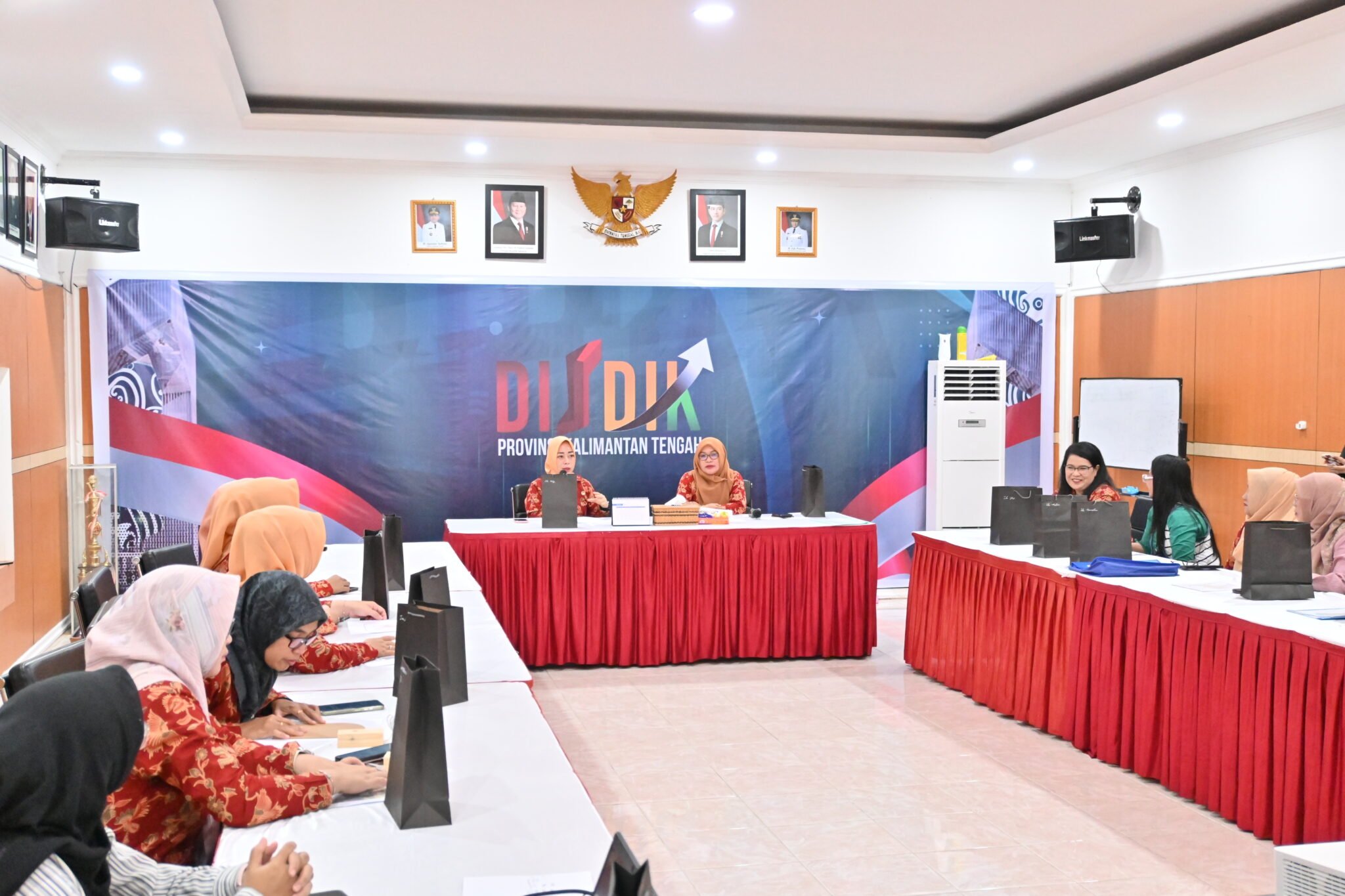 DWP Disdik Kalteng Gelar Workshop Lume Acrylic, Kembangkan Kreativitas Anggota