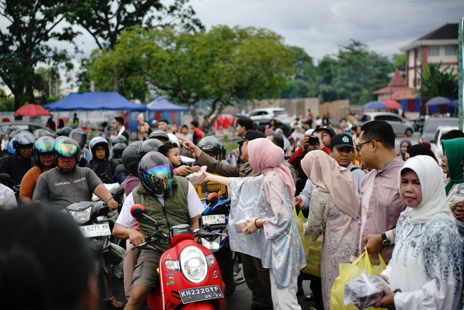 Puluhan Mahasiswa UMPR Ikut Serta Dalam Pembagian Takjil Bersama Ketua TP-PKK Kalteng, Aisyah Thisia Agustiar Sabran