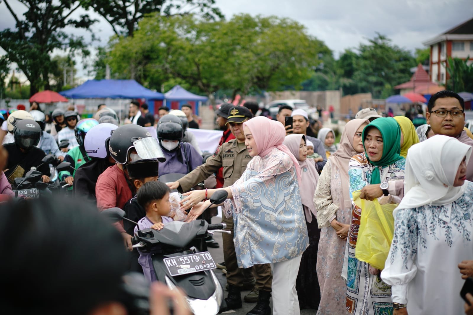 12 HIMA Turut Bantu Pembagian 1.000 Takjil oleh TP-PKK Kalteng Aisyah Thisia Agustiar Sabran