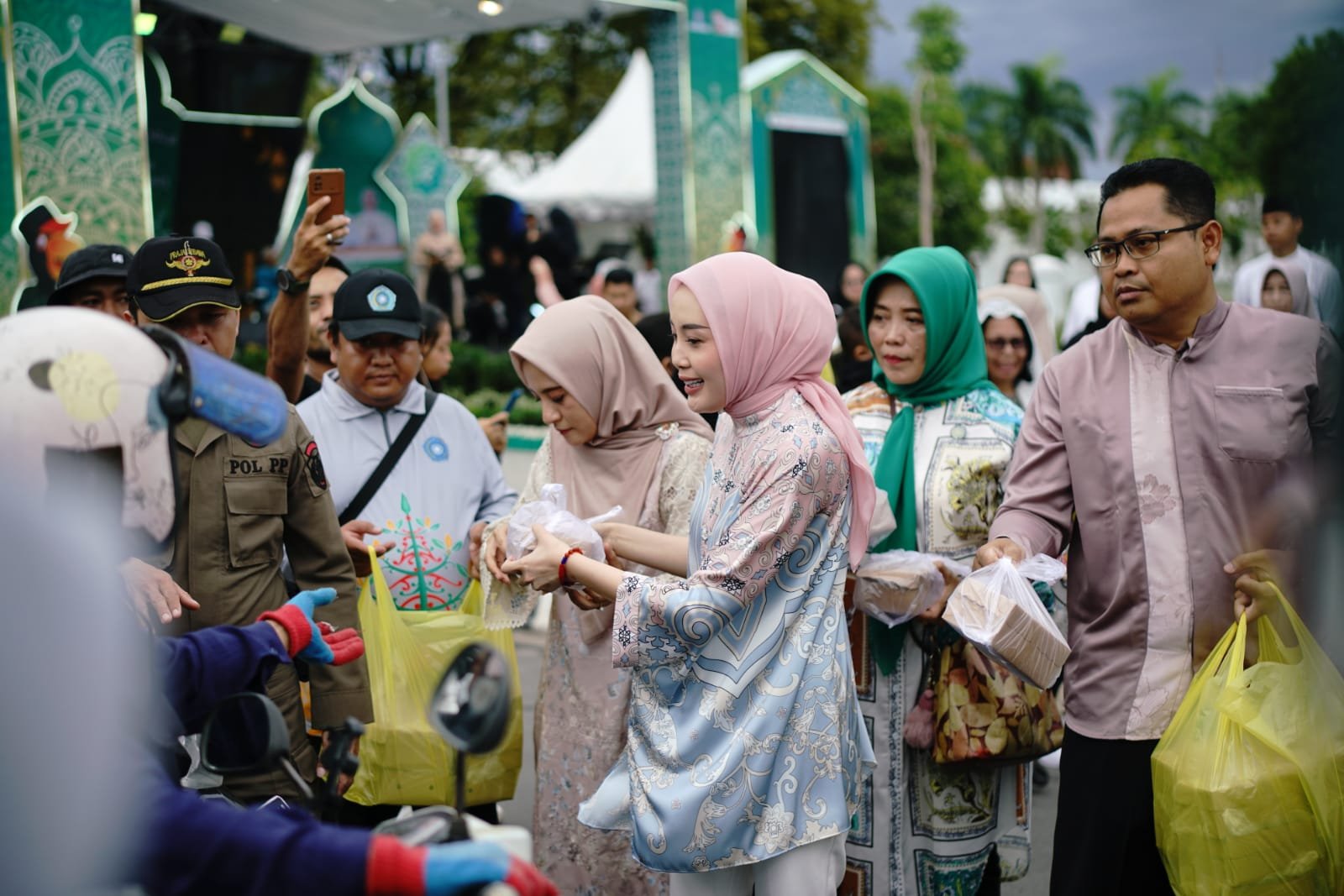 6 OKP Berpartisipasi Dalam Pembagian 1.000 Takjil oleh TP-PKK Kalteng, Aisyah Thisia Agustiar Sabran