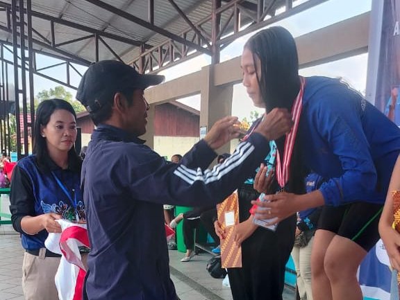 Siswi SMKN 1 Pangkalan Bun Raih Emas di Kejuaraan Renang se-Kalteng 2025