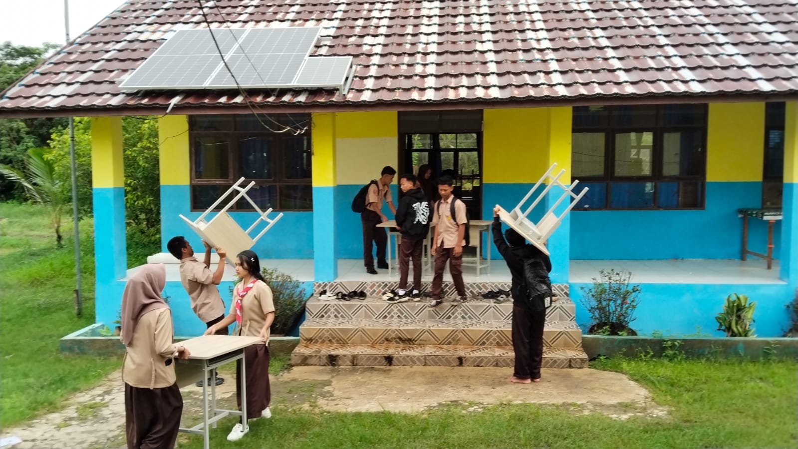 Gubernur Bantu 70 Pasang Kursi-Meja untuk SMKN 2 Pulang Pisau, Siswa Makin Semangat Belajar