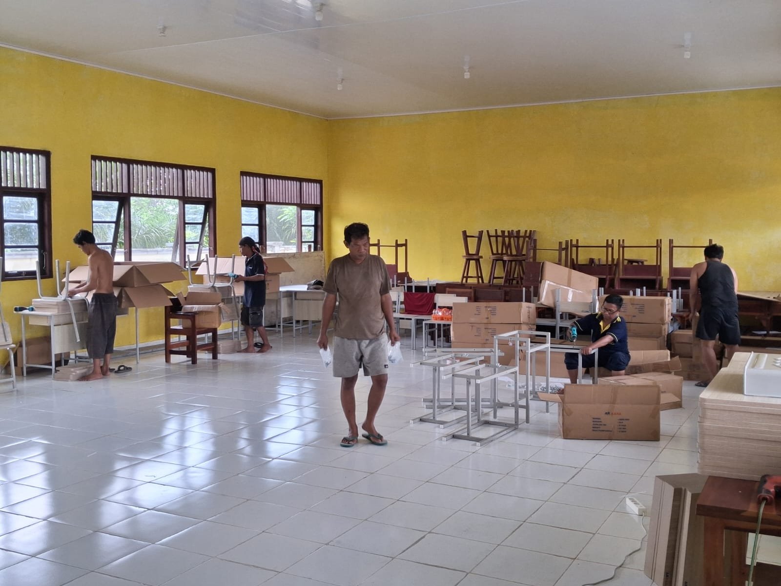 Kepsek SMKN 2 Kumai Apresiasi Bantuan Meja, Kursi, dan Lemari dari Pemprov Kalteng: Dukung Kualitas dan Digitalisasi Pendidikan