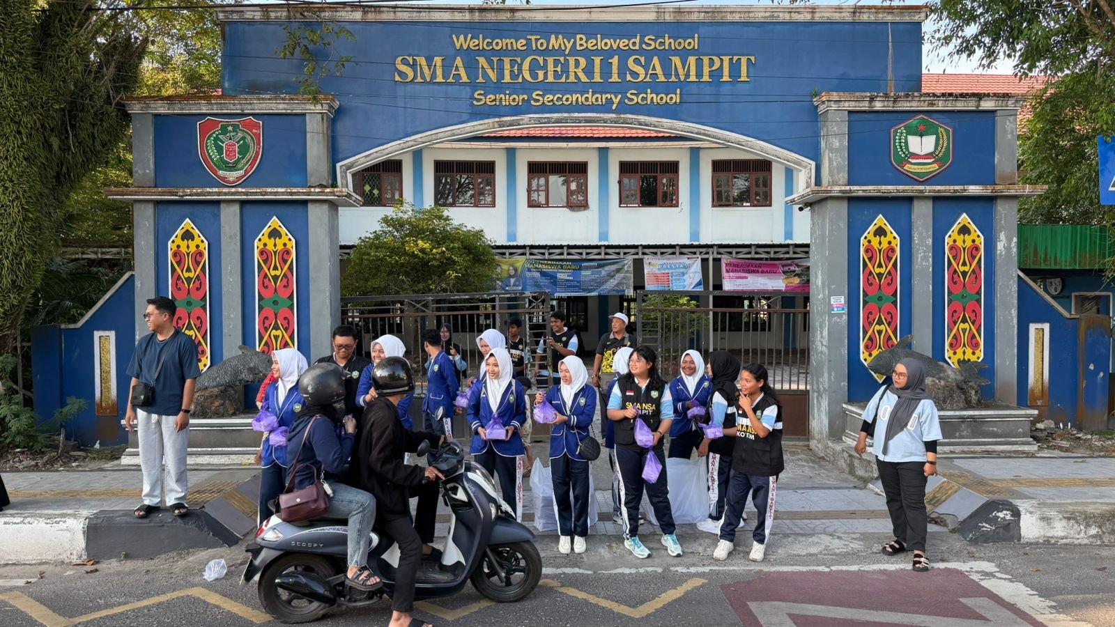 ‎Team SMANSA Peduli Sampit Bagikan 350 Paket Ta’jil Ramadhan, Tanamkan Nilai Kepedulian Sosial