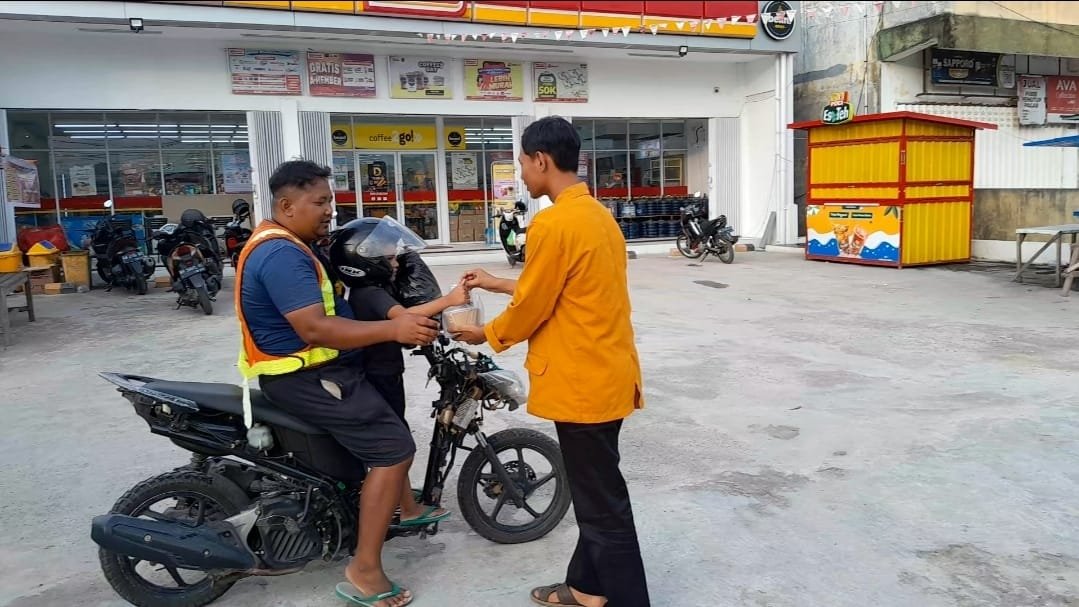 Pelajar Muhammadiyah Kotawaringin Barat Bagikan Takjil untuk Pekerja Jalanan