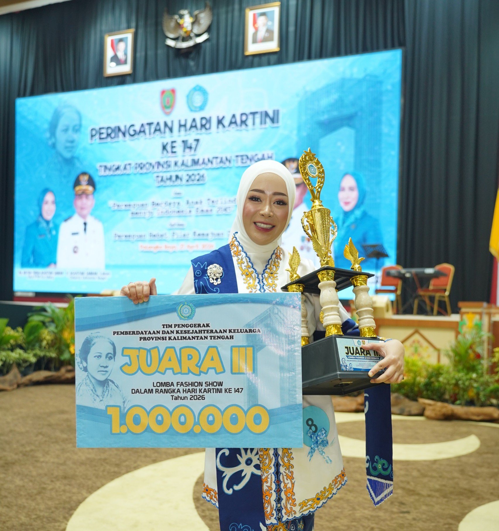 ‎Ketua DWP Disdik Kalteng Raih Juara III Fashion Show Hari Kartini ke-147