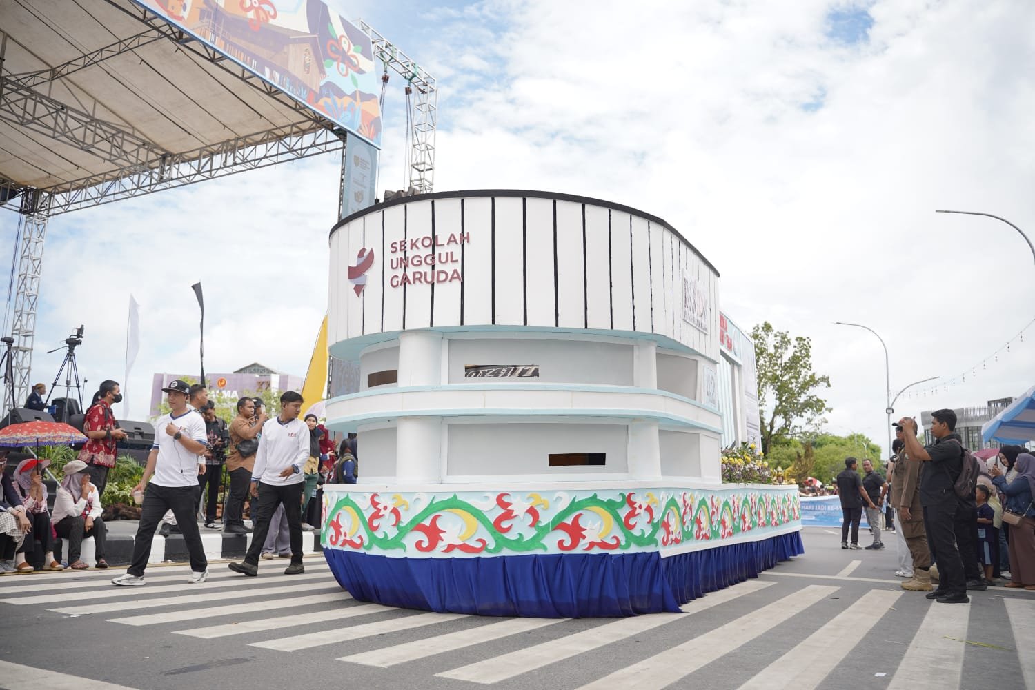 Disdik Kalteng Tampil Memukau di Karnaval FBIM 2026, Usung Semangat “Sekolah Unggul Garuda”