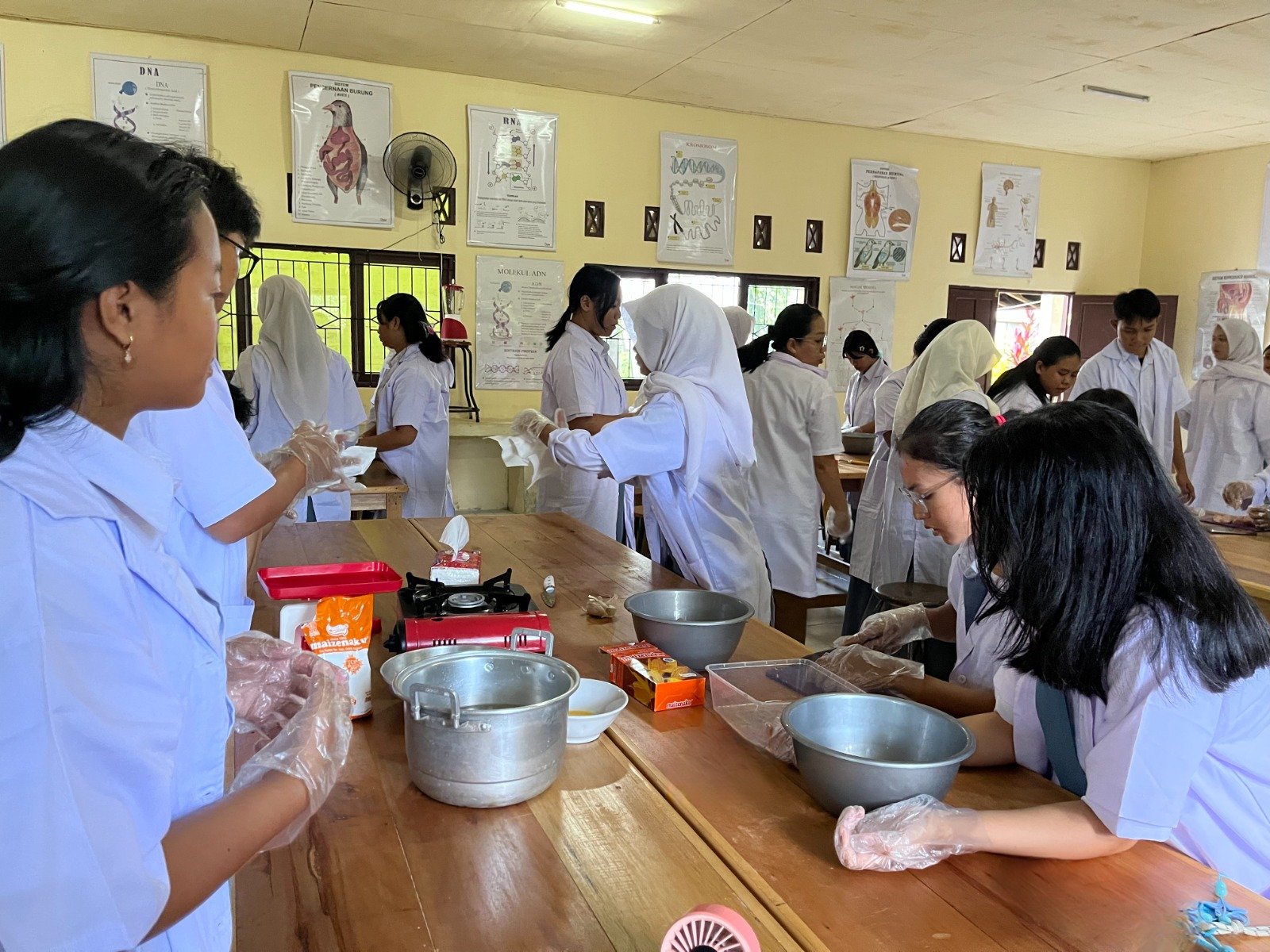 Dari Laboratorium Biologi, Murid SMAN 1 Kasongan Belajar Gizi Seimbang Lewat Pengalaman Nyata