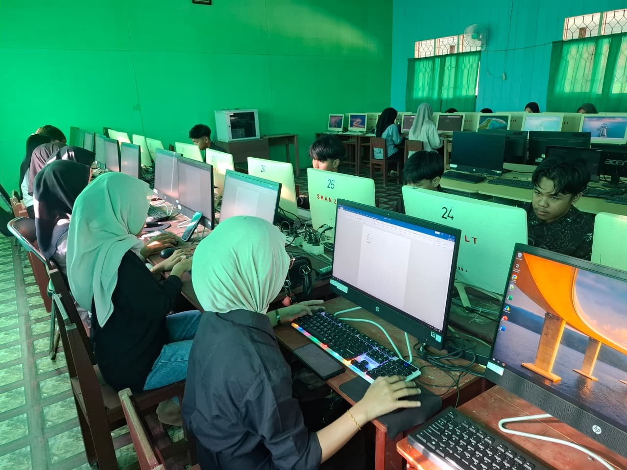 SMAN 2 Laung Tuhup dan PT Alamtri Minerals Bekali Siswa dengan Keterampilan Digital, Manfaatkan Energi Surya Bantuan Pemprov Kalteng