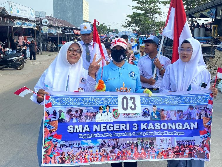 Sekolah Baru, Semangat Baru: Kreativitas Siswa SMAN 3 Kasongan Meriahkan Karnaval Desa Hampalit