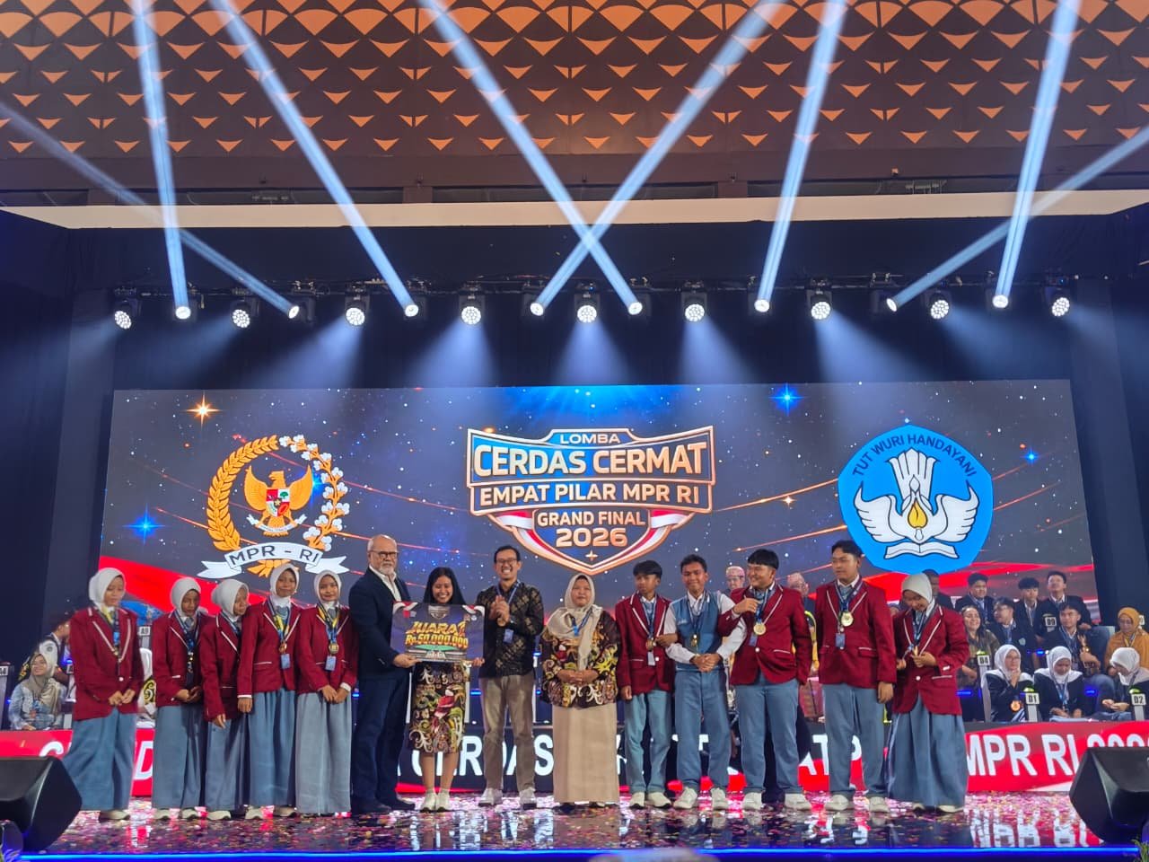 Sempat Tertinggal di Grand Final, Riswati dan Tim SMAN 2 Katingan Kuala Bangkit hingga Juara Nasional