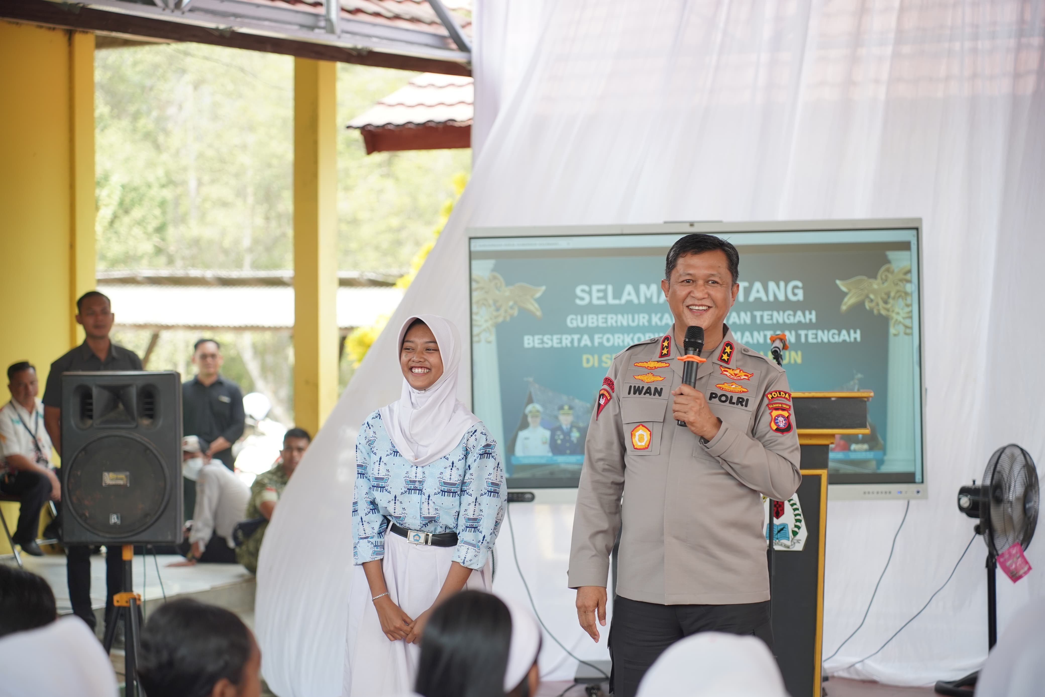 Kapolda Kalteng di Sekolah Perbatasan: Jangan Jadi Konsumen, Jadilah Produsen Teknologi