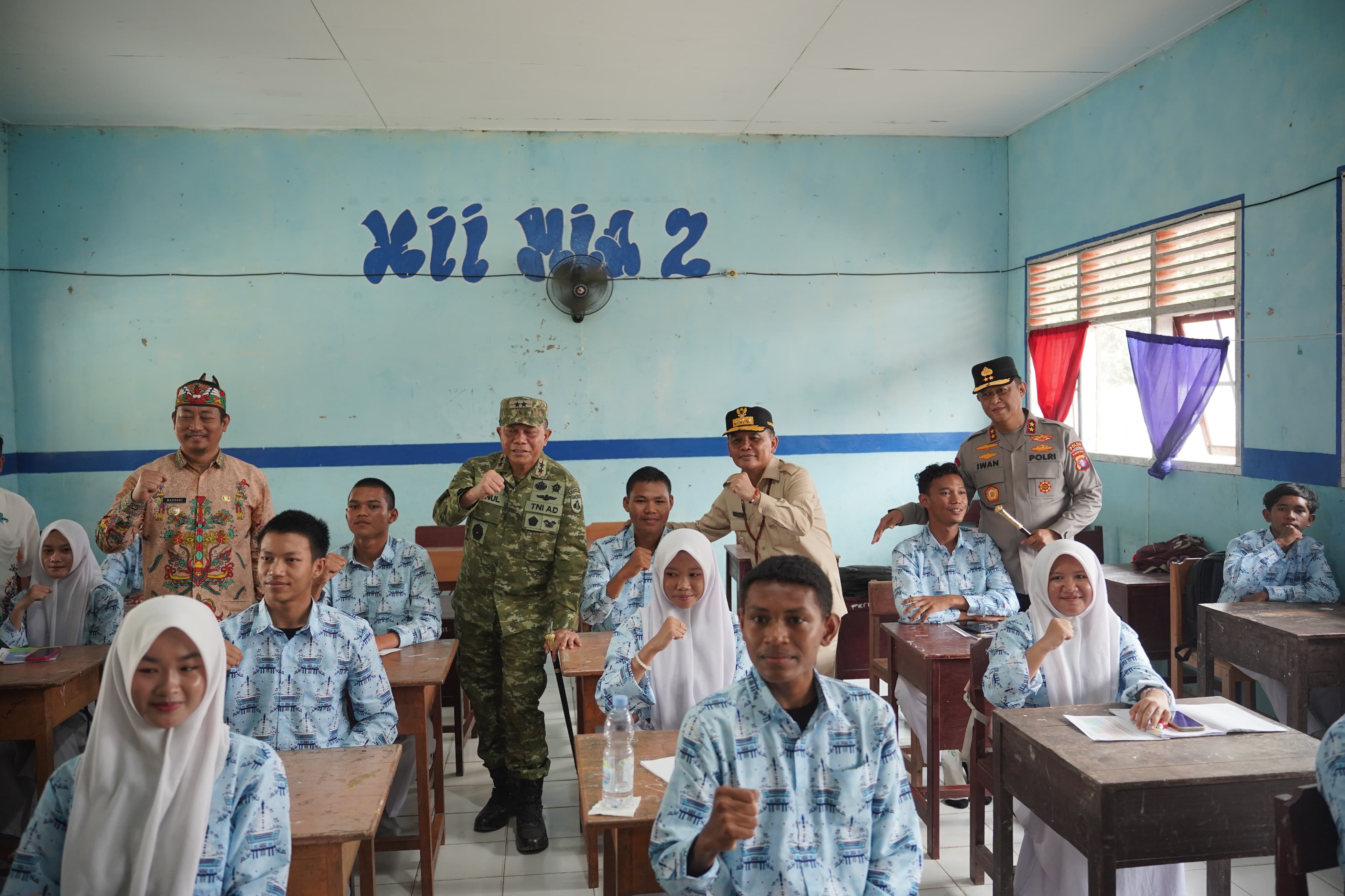 ‎Tiga Jenderal Turun ke Sekolah Perbatasan Kalteng-Kalbar, Ada Apa?