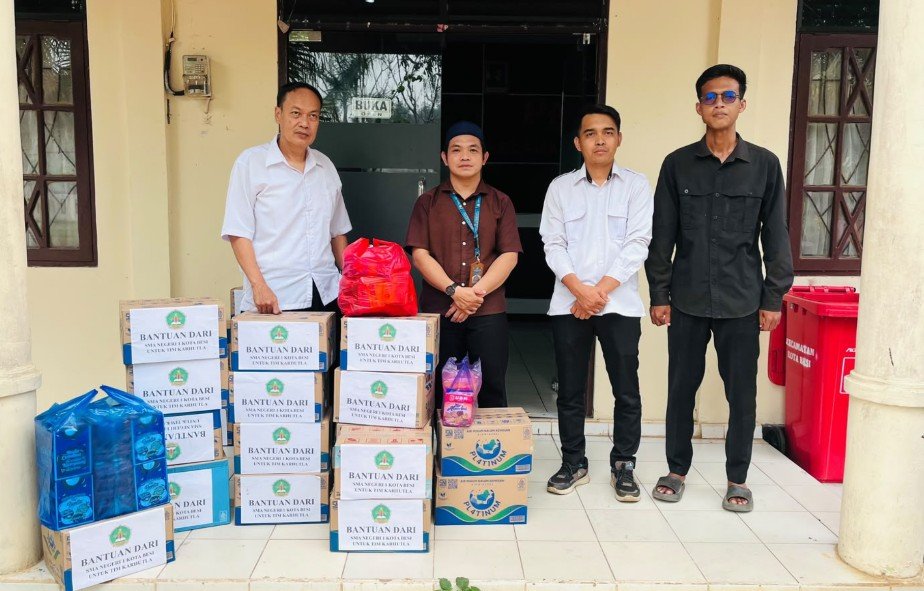 SMAN 1 Kota Besi Salurkan Bantuan untuk Tim Penanganan Karhutla