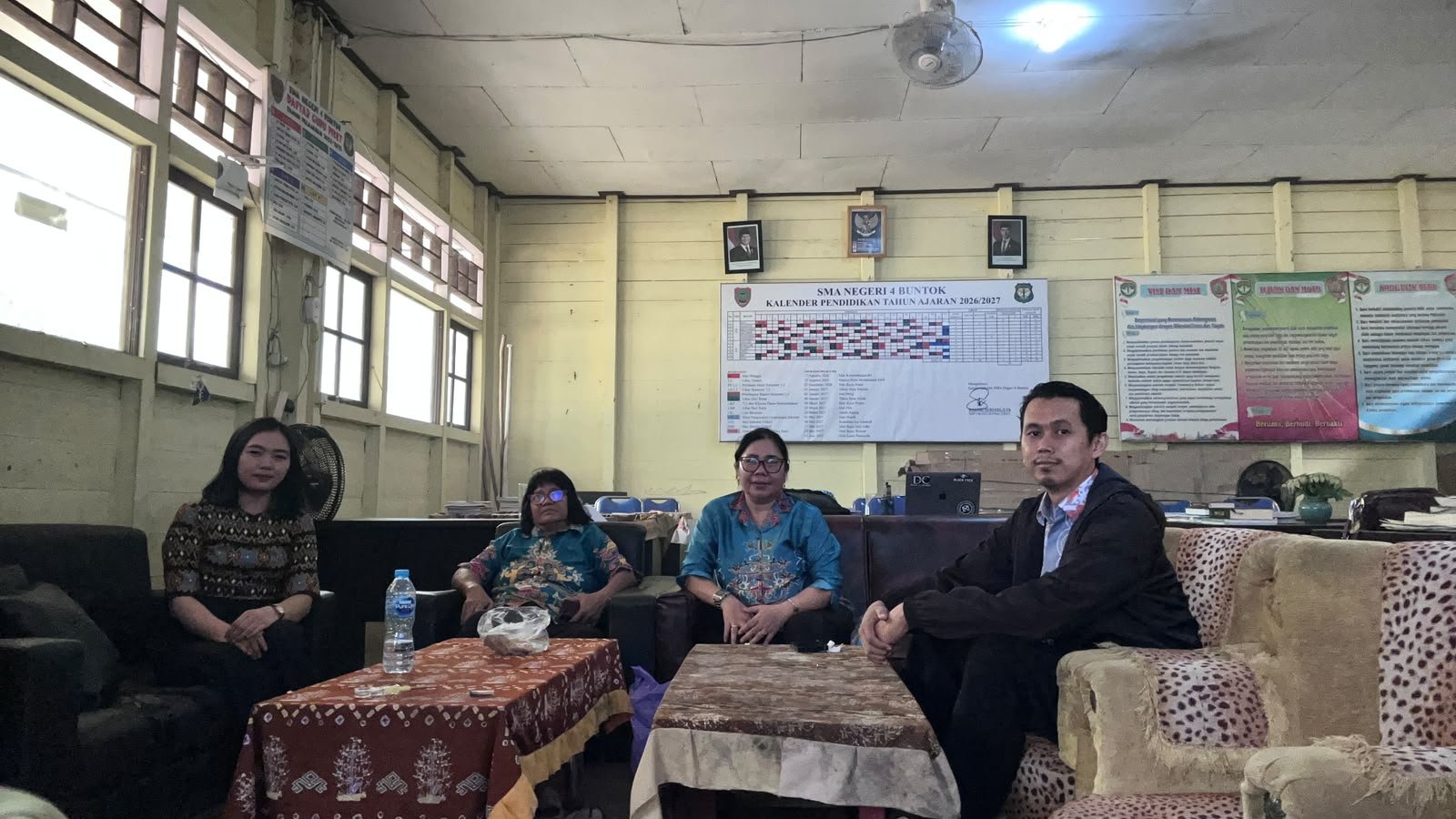 Di Tengah Ancaman Karhutla, Guru Tetap Piket Jaga Sekolah dan Lakukan Pembasahan Lahan