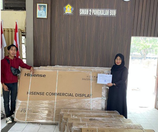 SMAN 2 Pangkalan Bun Terima 5 Unit Papan Interaktif Digital Tahun 2026