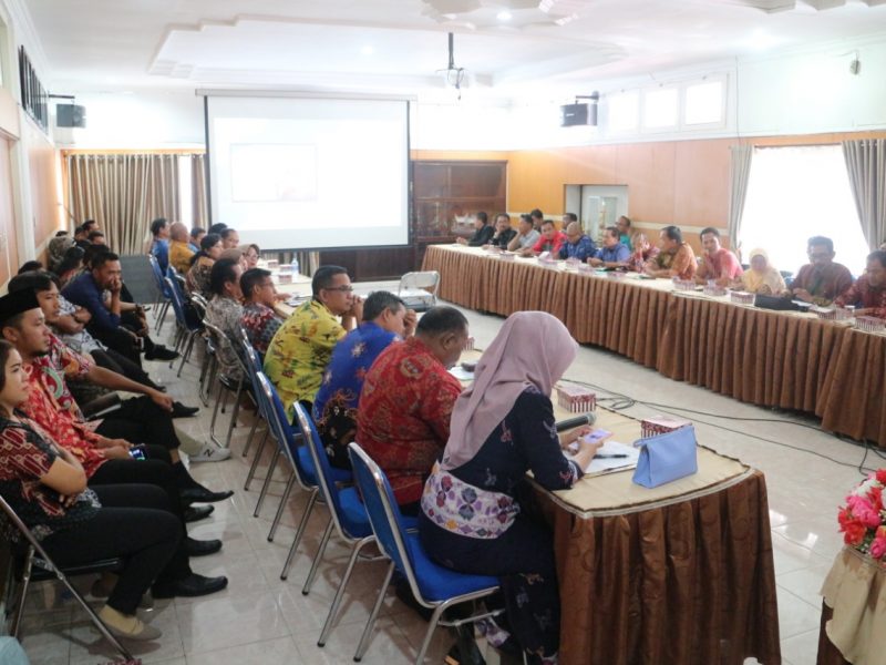 Peserta rapat adalah Ketua MKKS SMA/SMK/LB se-Kalimantan Tengah, LPMP Prov. Kalteng, Kemenag Prov. Kalteng dan
Pejabat di Lingkup Dinas Pendidikan Prov. Kalteng